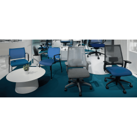 Крісло Luna моделі 3460 від компанії 9to5 Seating синього кольору.