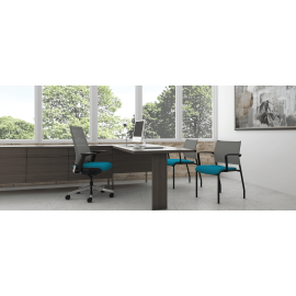 Крісло Luna моделі 3460 від компанії 9to5 Seating синього кольору.
