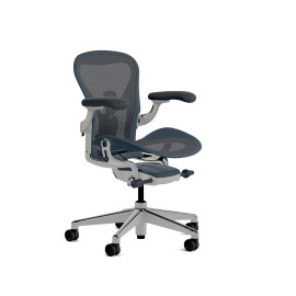 Herman Miller Aeron - Офісне крісло, розмір A, синє сидіння та спинка, основа з полірованого алюмінію з гумовими колесами | Офіси