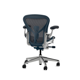 Herman Miller Aeron - Офісне крісло, розмір A, синє сидіння та спинка, основа з полірованого алюмінію з гумовими колесами | Офіси