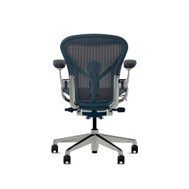 Herman Miller Aeron - Офісне крісло, розмір A, синє сидіння та спинка, основа з полірованого алюмінію з гумовими колесами | Офіси