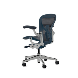 Herman Miller Aeron - Офісне крісло, розмір A, синє сидіння та спинка, основа з полірованого алюмінію з гумовими колесами | Офіси