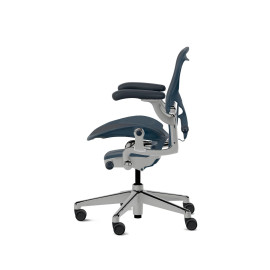 Herman Miller Aeron - Офісне крісло, розмір A, синє сидіння та спинка, основа з полірованого алюмінію з гумовими колесами | Офіси