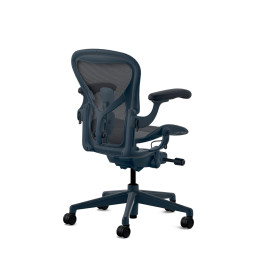 Herman Miller Aeron - Офісне крісло, розмір A, колір синій, сталева основа з гумовими колесами | Офіси