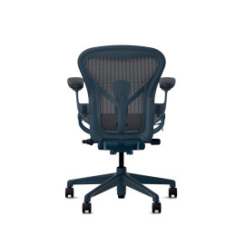 Herman Miller Aeron - Офісне крісло, розмір A, колір синій, сталева основа з гумовими колесами | Офіси