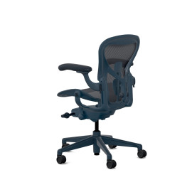 Herman Miller Aeron - Офісне крісло, розмір A, колір синій, сталева основа з гумовими колесами | Офіси