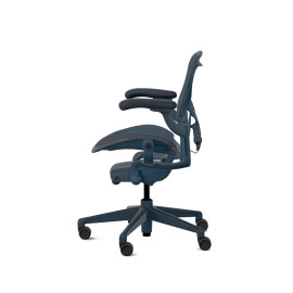 Herman Miller Aeron - Офісне крісло, розмір A, колір синій, сталева основа з гумовими колесами | Офіси