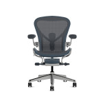 Herman Miller Aeron - Офісне крісло, розмір B, синє сидіння та спинка, з полірованою алюмінієвою основою та поліамідними колесами | Робочі простори
