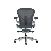 Herman Miller Aeron - Офісне крісло, розмір B, синє сидіння та спинка, з полірованою алюмінієвою основою та поліамідними колесами | Робочі простори