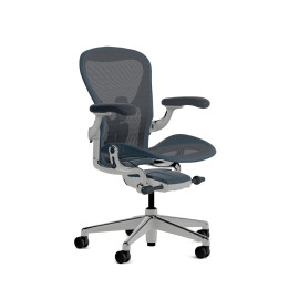 Herman Miller Aeron - Офісне крісло, розмір B, синє сидіння та спинка, з полірованою алюмінієвою основою та поліамідними колесами | Робочі простори