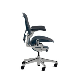 Herman Miller Aeron - Офісне крісло, розмір B, синє сидіння та спинка, з полірованою алюмінієвою основою та поліамідними колесами | Робочі простори