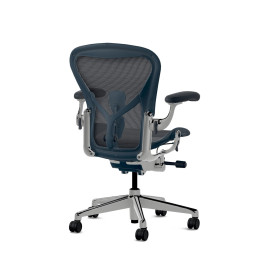 Herman Miller Aeron - Офісне крісло, розмір B, синє сидіння та спинка, з полірованою алюмінієвою основою та поліамідними колесами | Робочі простори