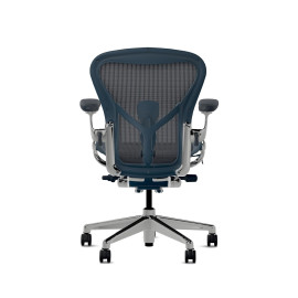 Herman Miller Aeron - Офісне крісло, розмір B, синє сидіння та спинка, з полірованою алюмінієвою основою та поліамідними колесами | Робочі простори