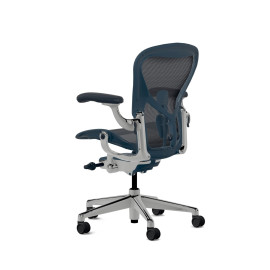 Herman Miller Aeron - Офісне крісло, розмір B, синє сидіння та спинка, з полірованою алюмінієвою основою та поліамідними колесами | Робочі простори