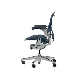 Herman Miller Aeron - Офісне крісло, розмір B, синє сидіння та спинка, з полірованою алюмінієвою основою та поліамідними колесами | Робочі простори