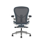 Herman Miller Aeron - Офісне крісло, розмір C, синє сидіння та спинка, основа з полірованого алюмінію з поліамідними колесами | Офіси