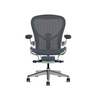 Herman Miller Aeron - Офісне крісло, розмір C, синє сидіння та спинка, основа з полірованого алюмінію з поліамідними колесами | Офіси
