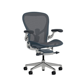 Herman Miller Aeron - Офісне крісло, розмір C, синє сидіння та спинка, основа з полірованого алюмінію з поліамідними колесами | Офіси