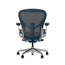 Herman Miller Aeron - Офісне крісло, розмір C, синє сидіння та спинка, основа з полірованого алюмінію з поліамідними колесами | Офіси