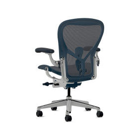 Herman Miller Aeron - Офісне крісло, розмір C, синє сидіння та спинка, основа з полірованого алюмінію з поліамідними колесами | Офіси