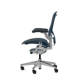 Herman Miller Aeron - Офісне крісло, розмір C, синє сидіння та спинка, основа з полірованого алюмінію з поліамідними колесами | Офіси