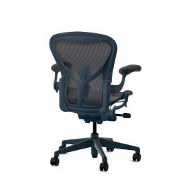 Herman Miller Aeron - Офісне крісло, розмір B, колір синій, сталева основа з поліамідними колесами | Дім та офіс
