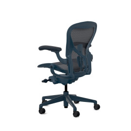 Herman Miller Aeron - Офісне крісло, розмір B, колір синій, сталева основа з поліамідними колесами | Дім та офіс