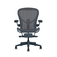 Herman Miller Aeron - Офісние крісло, розмір C, колір синій, сталева основа з поліамідними колесами | Робочі простори
