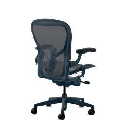 Herman Miller Aeron - Офісние крісло, розмір C, колір синій, сталева основа з поліамідними колесами | Робочі простори