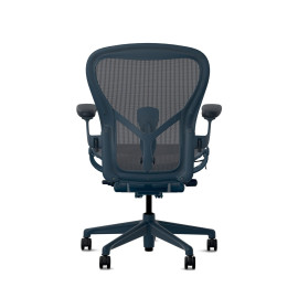 Herman Miller Aeron - Офісние крісло, розмір C, колір синій, сталева основа з поліамідними колесами | Робочі простори