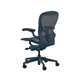 Herman Miller Aeron - Офісние крісло, розмір C, колір синій, сталева основа з поліамідними колесами | Робочі простори