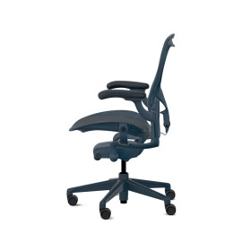 Herman Miller Aeron - Офісние крісло, розмір C, колір синій, сталева основа з поліамідними колесами | Робочі простори