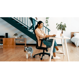 Кресло Novo от SitOnIt для работы дома, обивка красного цвета, каркас черного цвета, на колесиках