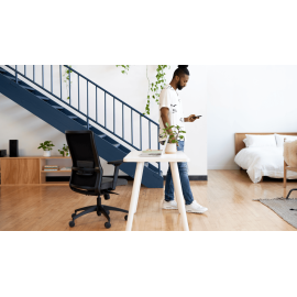 Кресло Novo от SitOnIt для работы дома, обивка красного цвета, каркас черного цвета, на колесиках