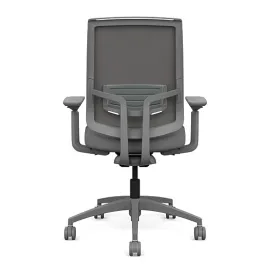 Кресло для руководителей Focus 2.0 от SitOnIt с высокой спинкой, материал спинки - сетка, сиденье - ткань серого цвета, каркас серого цвета, на колесиках