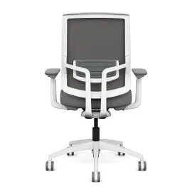 Кресло для руководителей Focus 2.0 от SitOnIt с высокой спинкой, материал спинки - сетка, сиденье - ткань серого цвета, каркас белого цвета, на колесиках