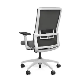 Офисное кресло Novo от SitOnIt с высокой спинкой, материал спинки - сетка, сидение - ткань серого цвета, каркас белого цвета, на колесиках