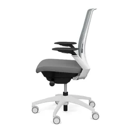 Кресло для руководителей Vectra от SitOnIt с высокой спинкой, материал спинки - сетка, сиденье - ткань серого цвета, каркас белого цвета, на колесиках